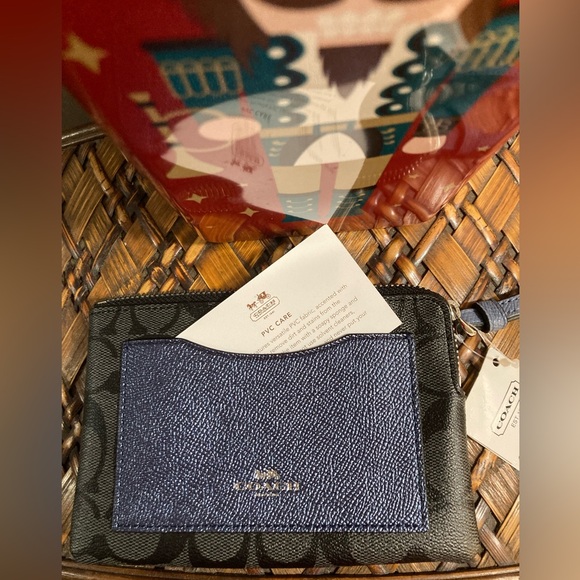 Coach NWOT Corner Zip Wristlet - Picture 2 of 4